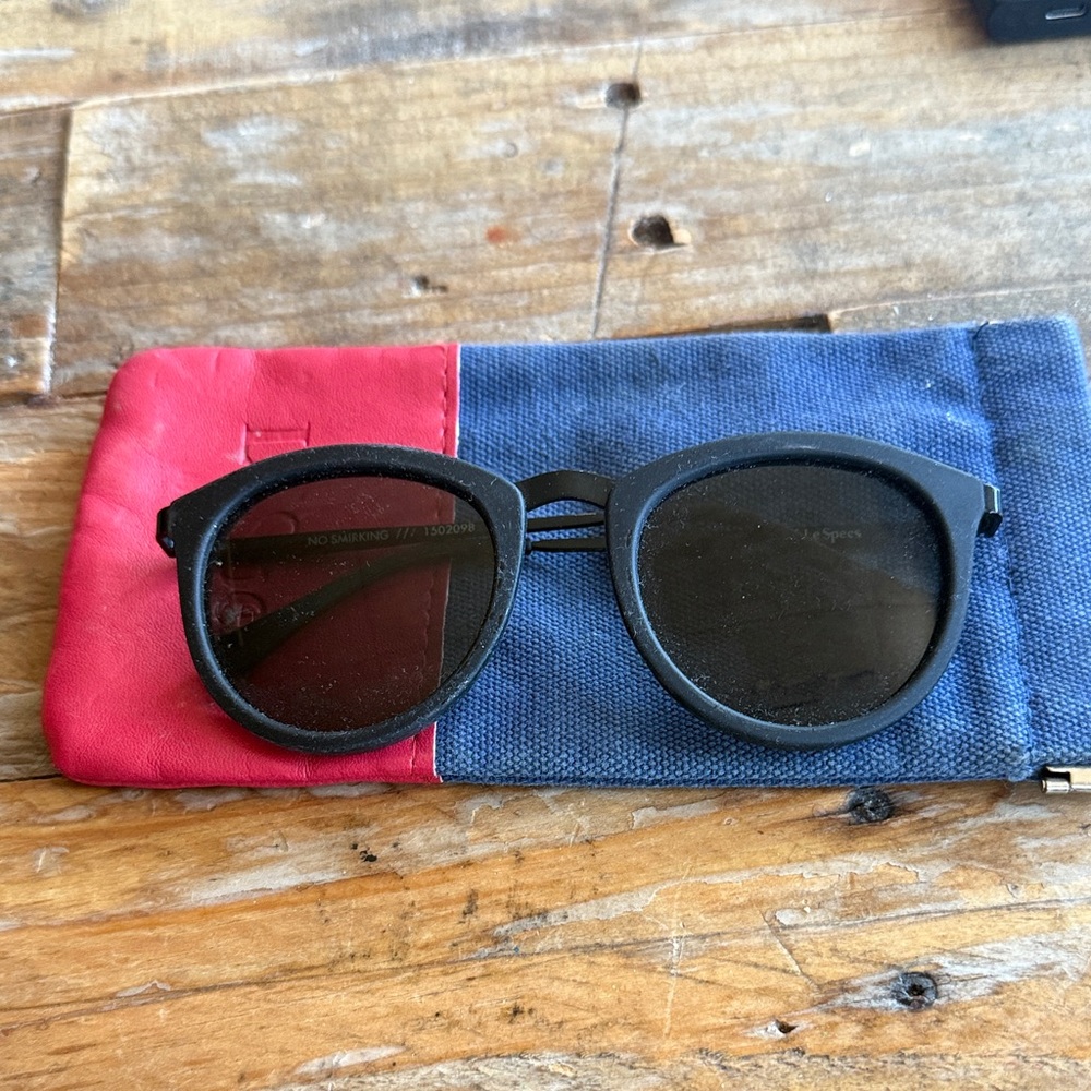 Le Specs Red and Navy Case